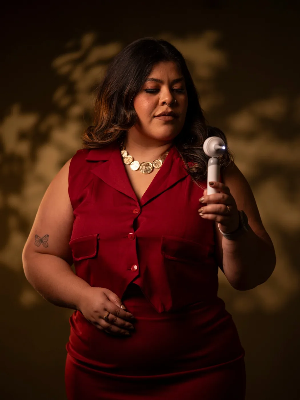 Beatriz Avaria, fonoaudióloga do Instituto Fonnare, com otoscópio em mãos