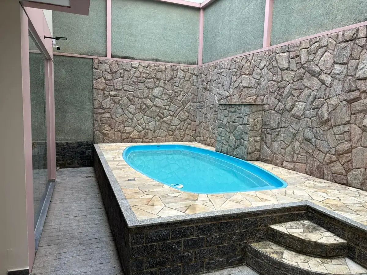 Piscina na área externa do Instituto Fonnare