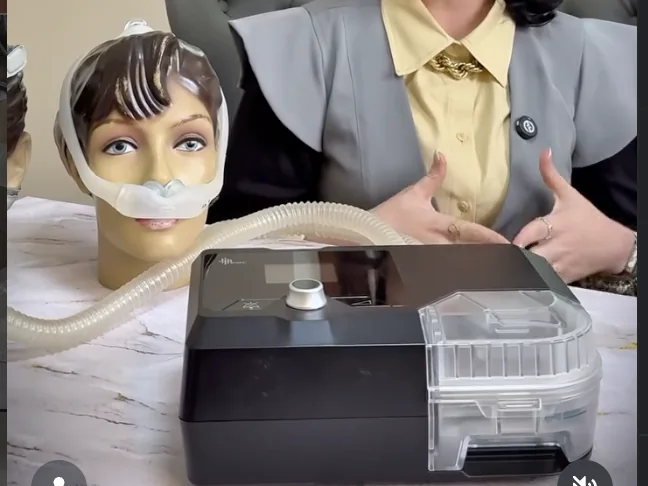 Aparelho de CPAP com máscara, disponível no Instituto Fonnare